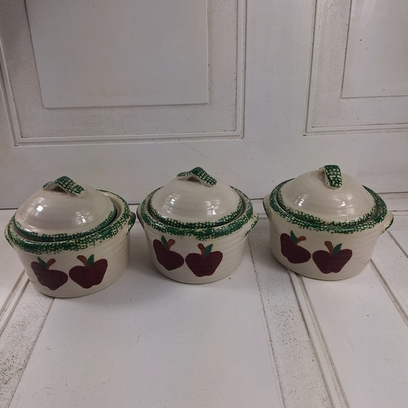 Handcrafted Ceramic Red Apples with Green Design Casserole Dishes with Lids - Picture 1 of 8